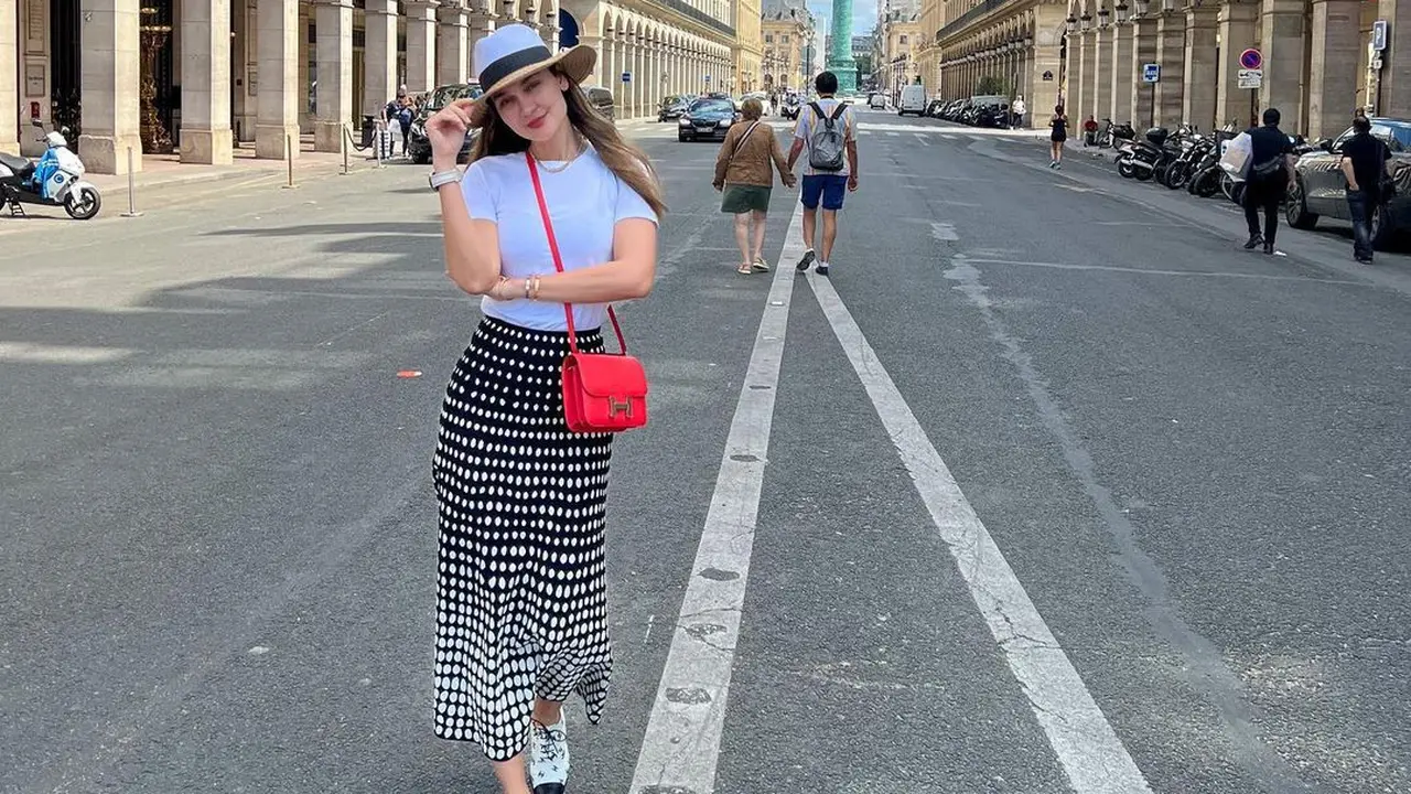 Luna Maya Liburan di Paris, Penampilannya Curi Perhatian