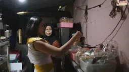 Makan di tempat sederhana, wanita yang akrab disapa Jedar itu tak malu dan justru tampak antusias. Ia pun memilih banyak lauk di warteg tersebut. Bahkan Jessica Iskandar menemukan salah satu makanan favoritnya, yaitu rempeyek.
(Liputan6.com/YouTube/Jessica iskandar)