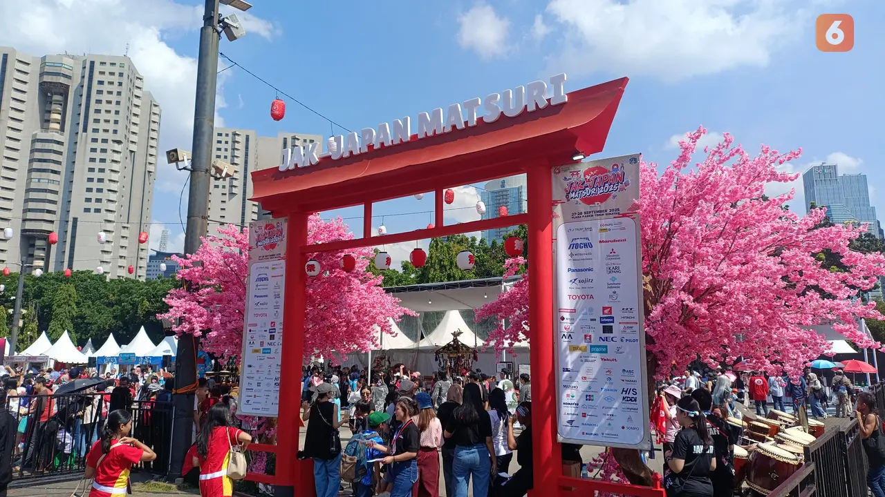 Suasana meriah Jak-Japan Matsuri 2025 di Area GBK Senayan, Jakarta, Minggu (28/9/2025)