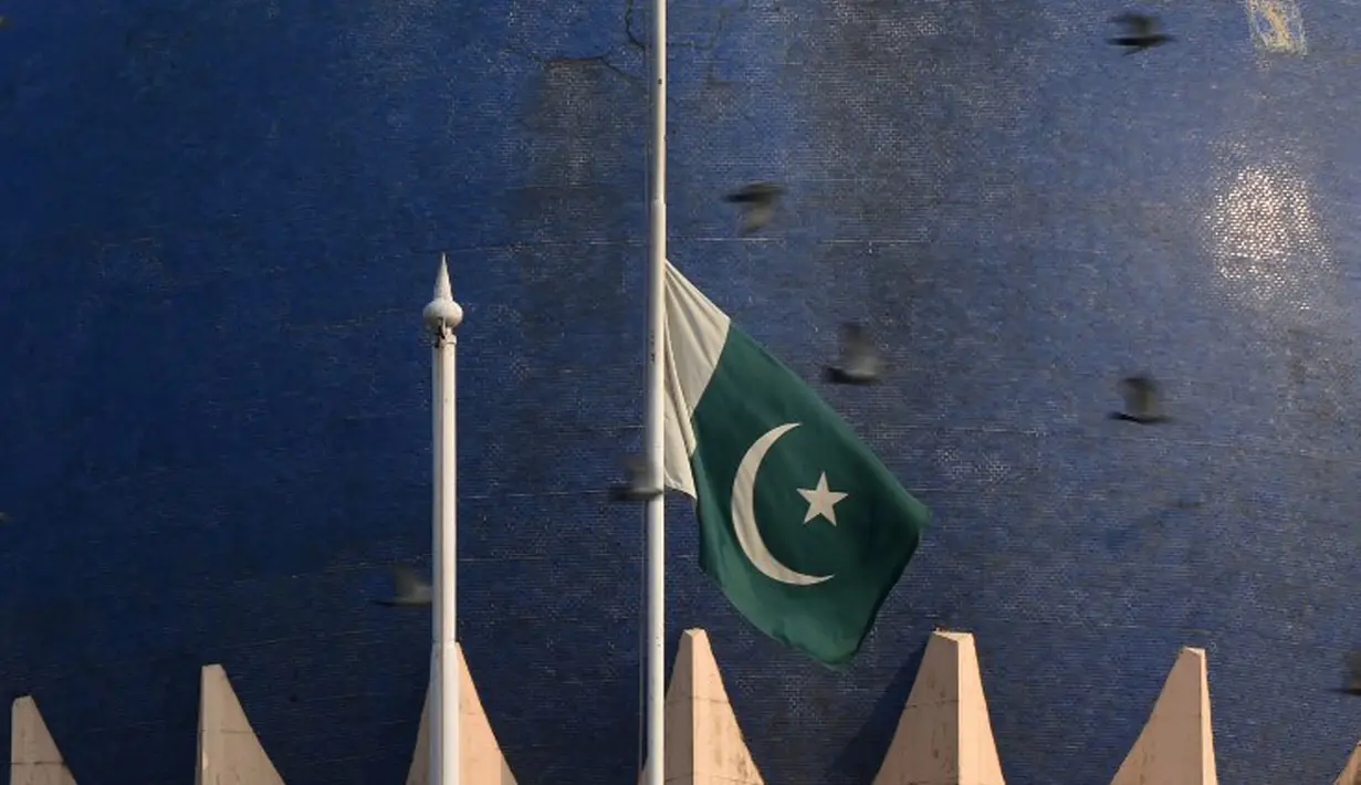 Pakistan juga memiliki tradisi mudik menjelang Idul Fitri seperti di Indonesia. Masyarakat di ibukota Pakistan, Islamabad, dan Rawalpindi mulai mempersiapkan diri untuk pulang ke kampung masing-masing di Pakistan. (AFP PHOTO / SAJJAD HUSSAIN)
