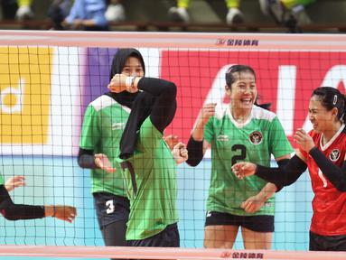 Tim bola voli putri Indonesia memetik kemenangan kedua pada laga terakhir Grup A cabor bola voli putri SEA Games 2023, Kamis (11/5/2023) siang WIB. Dalam laga yang digelar di Olympic Complex Indoor Stadium, Phnom Penh, Wilda Siti Nurfadhilah dkk secara meyakinkan menang 3-0 (25-9, 25-9, 25-15) atas Myanmar. Dengan hasil ini tim bola voli putri Indonesia yang kini menempati posisi kedua Grup A hampir dipastikan lolos ke babak semifinal. Indonesia tinggal menunggu hasil laga Malaysia menghadapi Thailand yang di atas kertas akan dimenangi Thailand sebagai pemuncak Grup A. (Bola.com/Abdul Aziz)
