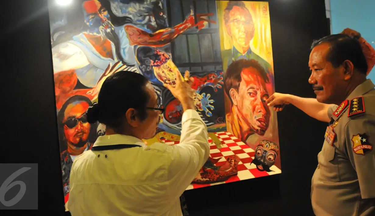 Pelukis Cak Kandar (kiri) menerangkan makna dari lukisan yang dipajang di Pameran Lukisan Dua Tanda di Hotel Sultan Jakarta, Senin (21/3/2016). Badrodin Haiti menyambut baik keberadaan Pameran Lukisan Dua Tanda. (Liputan6.com/Faisal R Syam)