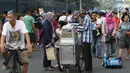 Pengunjung membeli makanan saat pelaksanaan car free day di sepanjang Jalan Sudirman, Jakarta, Minggu (1/7). Kurangnya pengawasan menyebabkan banyak PKL yang berjualan tidak pada tempatnya dan memenuhi area CFD. (Liputan6.com/Immanuel Antonius)