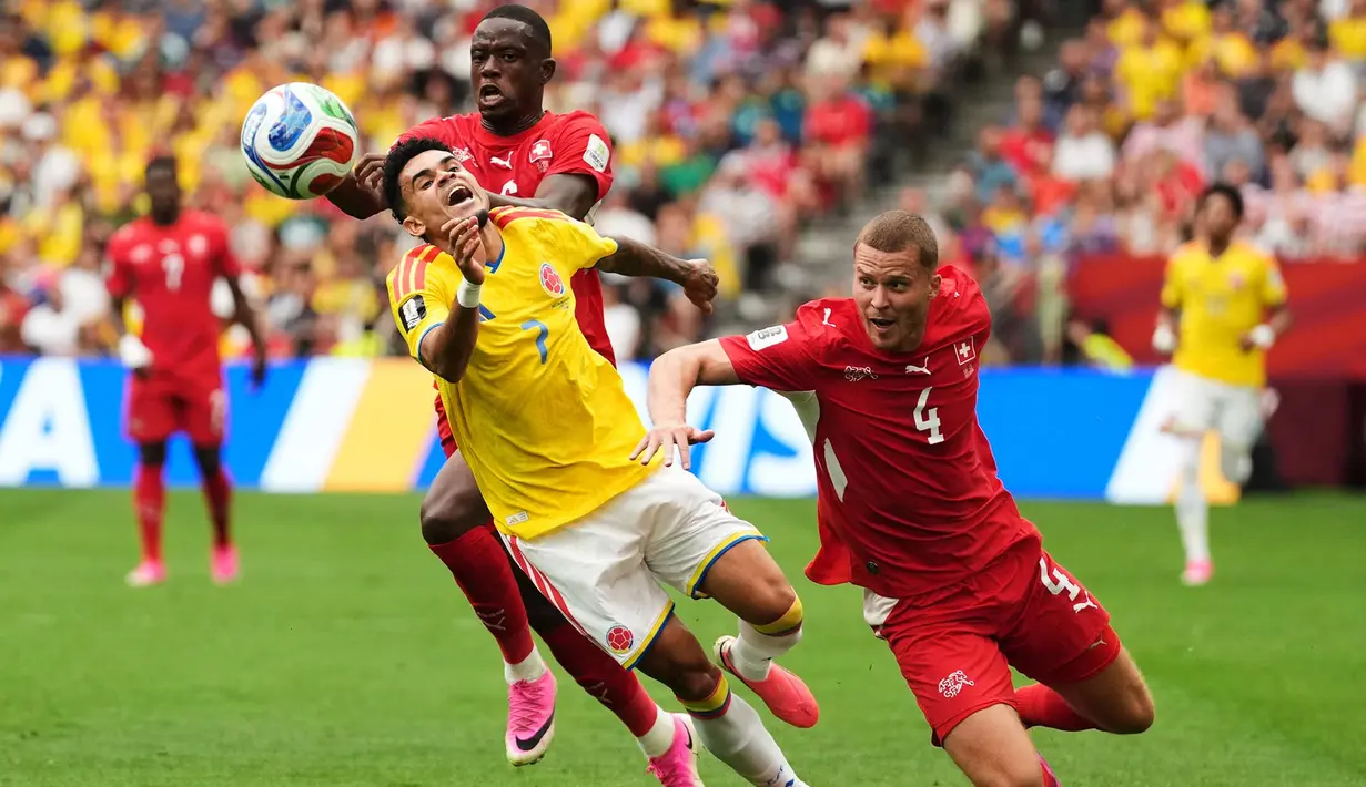 Pemain Kolombia Luis Diaz berebut bola dengan pemain Swiss Denis Zakaria dan Nico Elvedi selama pertandingan sepak bola babak 16 besar Piala Dunia antara Swiss dan Kolombia di Vancouver, British Columbia, Selasa, 7 Juli 2026. (AP/ The Canadian Press/ Ethan Cairns)