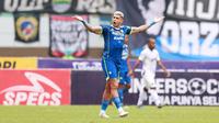 Ekspresi kecewa Pemain Persib Bandung, Ciro Alves saat menghadapi Persik Kediri pada laga lanjutan BRI Liga 1 2022/2023 di Stadion Pakansari, Bogor, Rabu (8/3/2023) sore WIB. (Bola.com/M Iqbal Ichsan)