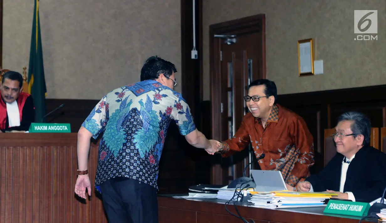 Kakak terdakwa korupsi e-KTP Andi Narogong, Dedi Priyono (kedua kiri) menyalami Setya Novanto usai menjadi saksi sidang lanjutan dugaan korupsi e-KTP di Pengadilan Tipikor, Jakarta, Senin (5/2). (Liputan6.com/Helmi Fithriansyah)
