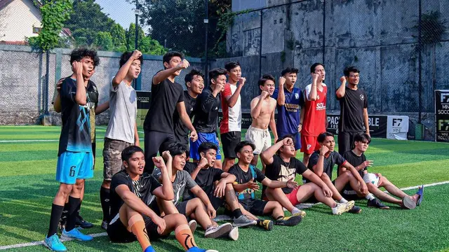 Rey Bong dan bintang Dari Jendela SMP main bola bersama