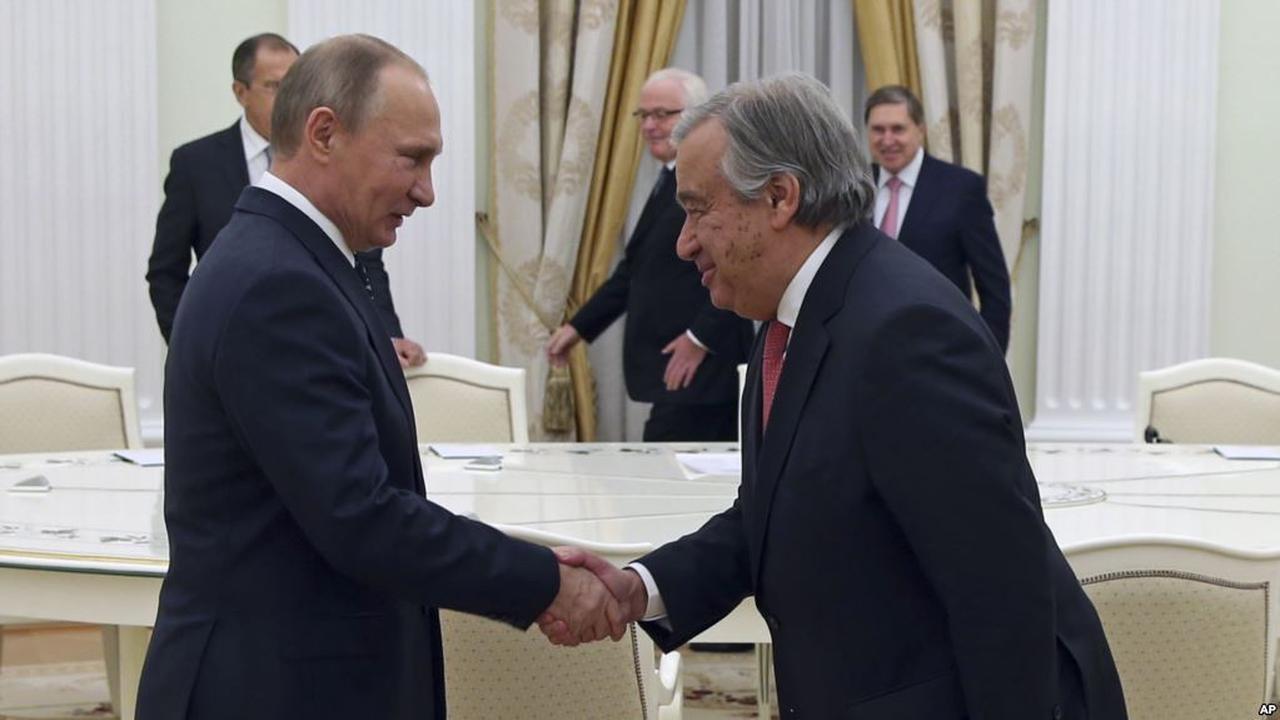 Presiden Rusia Vladimir Putin bertemu dengan Sekretaris Jenderal PBB Antonio Guterres di Moskow (AP/Sergei Chirikov)