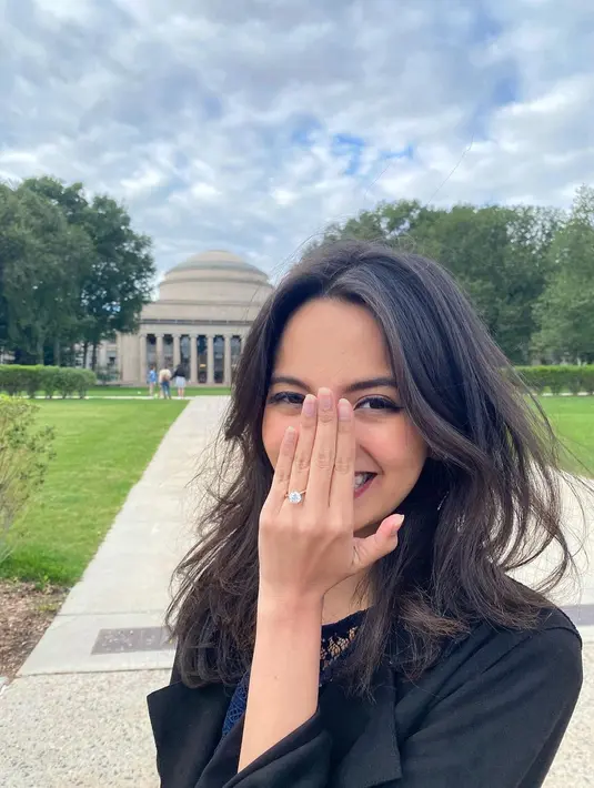 Belva baru saja mempersunting Sabrina di depan gedung Massachusetts Institute of Technology (MIT), Amerika Serikat. (Foto: Instagram/@SabrinaAnggraini).