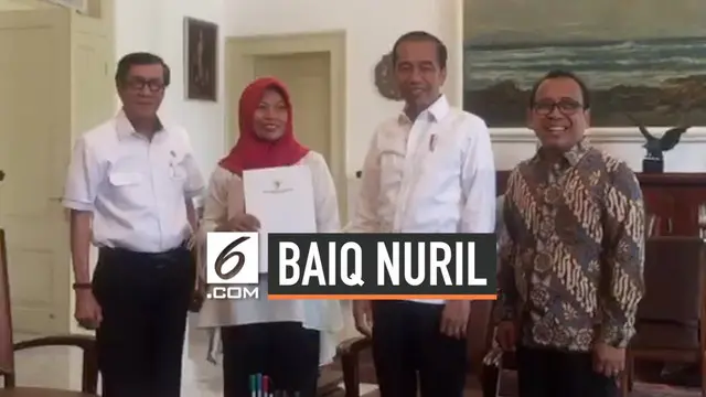 Baiq Nuril usai menerima salinan Keputusan Presiden (Keppres) Nomor 24 tahun 2019 tentang pemberian amnesti. Salinan Keppres amnesti secara langsung diberikan kepada Nuril oleh Menteri Hukum dan HAM Yasonna Laoly dihadapan Jokowi.