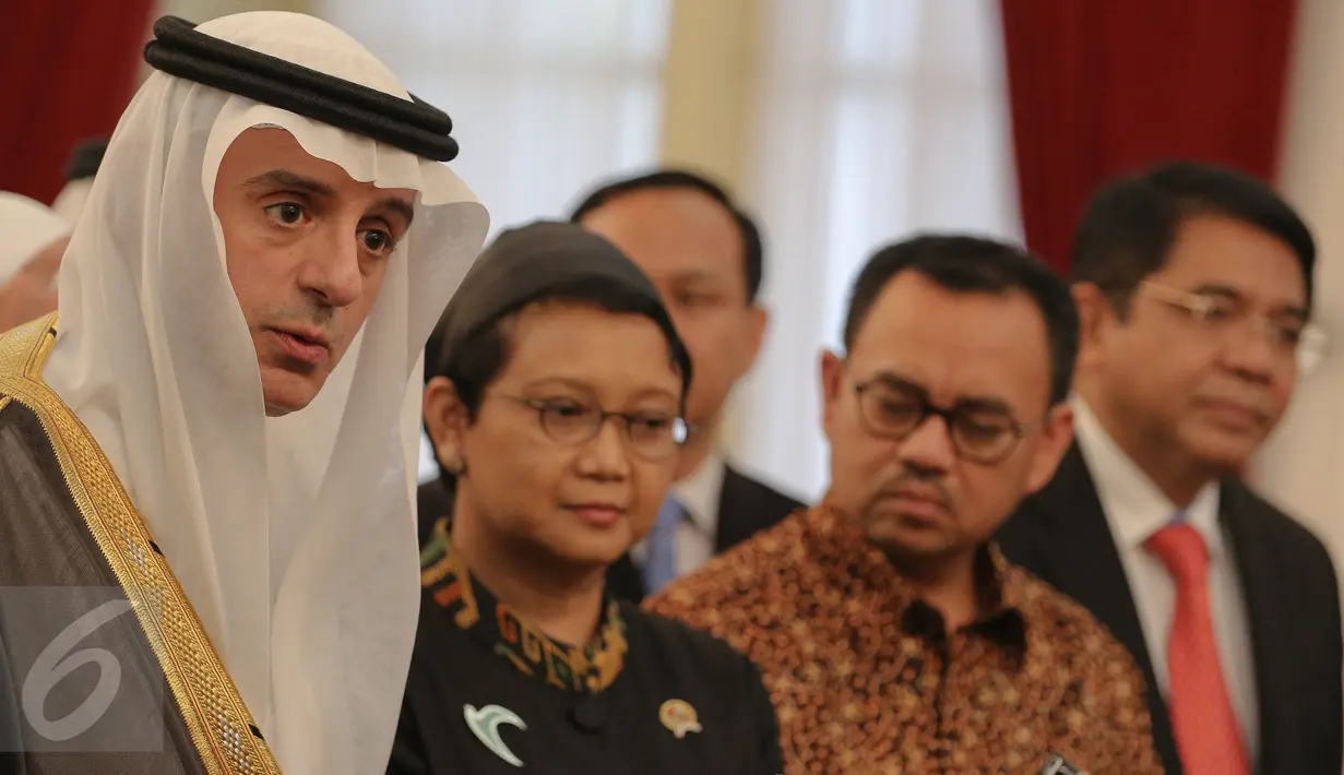 Menlu Kerajaan Arab Saudi Adel bin Ahmed Al Jubeir memberikan keterangan pers usai mengadakan pertemuan dengan Presiden Jokowi di Istana Merdeka, Jakarta, Selasa (20/10/2015). (Liputan6.com/Faizal Fanani)