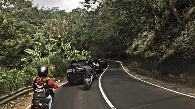 Menteri PUPR Basuki Hadimuljono melakukan kunjungan ke lokasi pembangunan jalan baru di Bali yaitu ruas jalan Mengwitani-Singaraja. (Dok Kementerian PUPR)