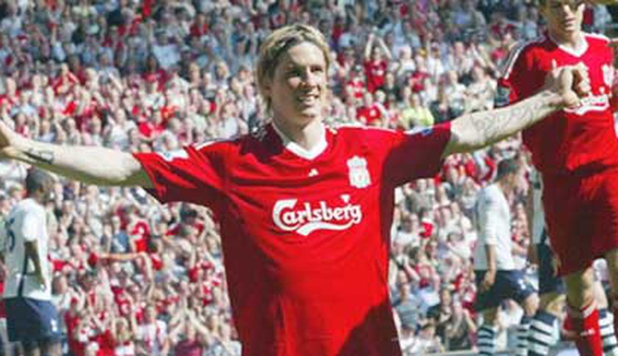 Striker Liverpool asal Spanyol, Fernando Torres merayakan golnya dalam laga Liga Premier kontra Tottenham di Anfield, 24 Mei 2009. AFP PHOTO/TONY SPENCER