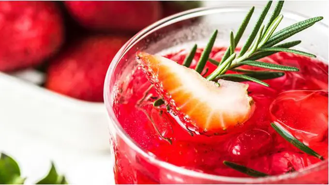 Sirup Strawberry/copyright unsplash.com/@rawpixel