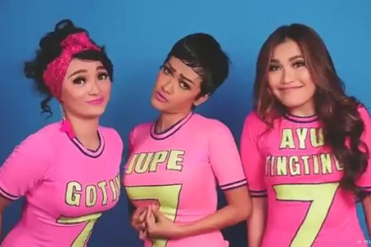 [Bintang] Julia Perez - Ayu Ting Ting