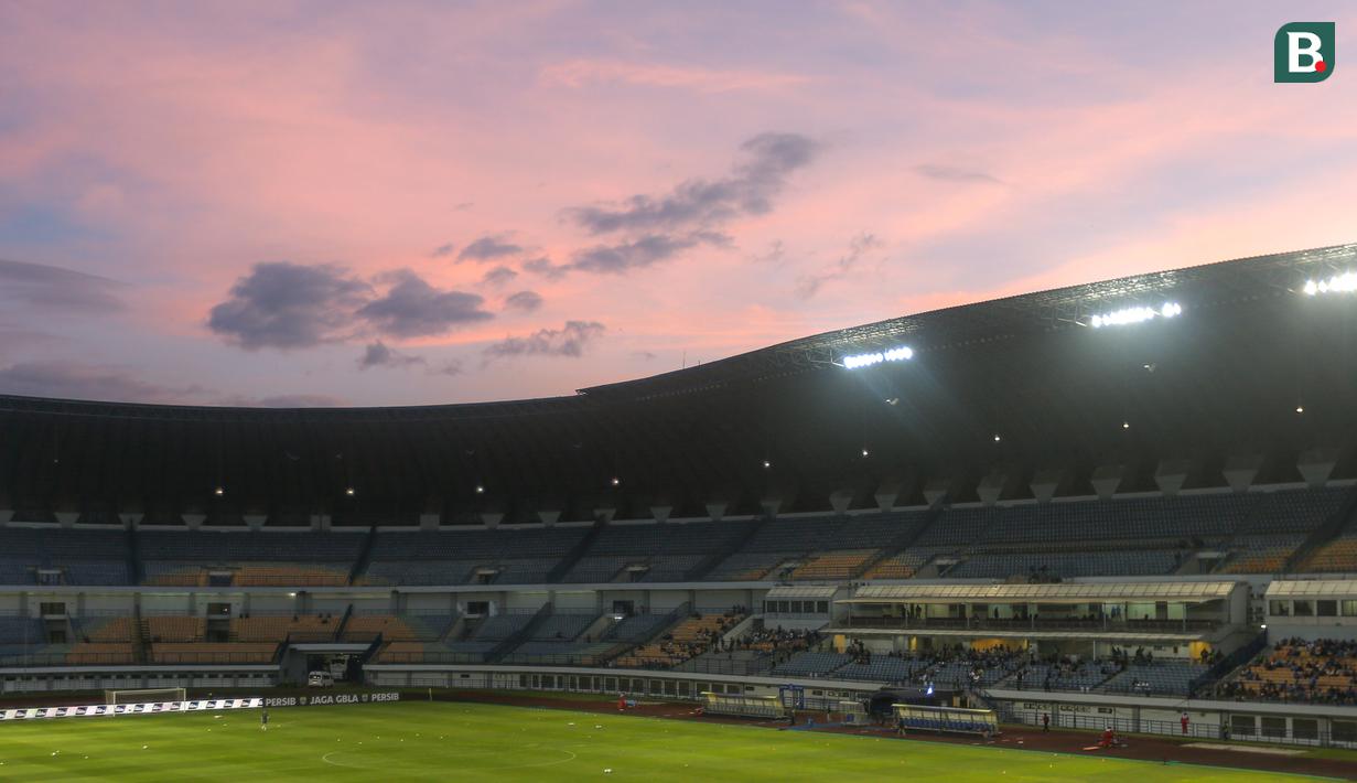 Suasana sore hari dari tribun Stadion Utama Gelora Bandung Lautan Api (GBLA) menjelang laga pekan ketiga BRI Liga 1 2023/2024 antara Persib Bandung melawan Dewa United pada Jumat (14/07/2023). (Bola.com/Bagaskara Lazuardi)