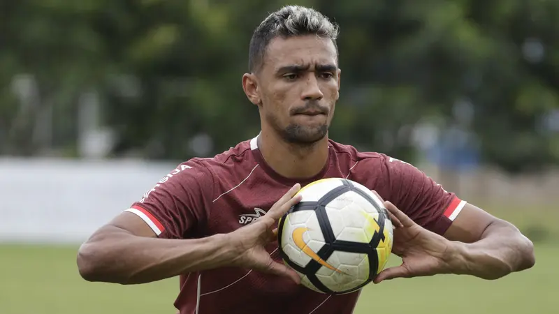 Pemain Persija Jakarta, Bruno Matos, menangkap bola. (Bola.com/Yoppy Renato)