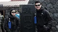 6 Potret Rey Mbayang dan Dinda Hauw Hiking ke Gunung Fuji, Rayakan Anniversary ke-5