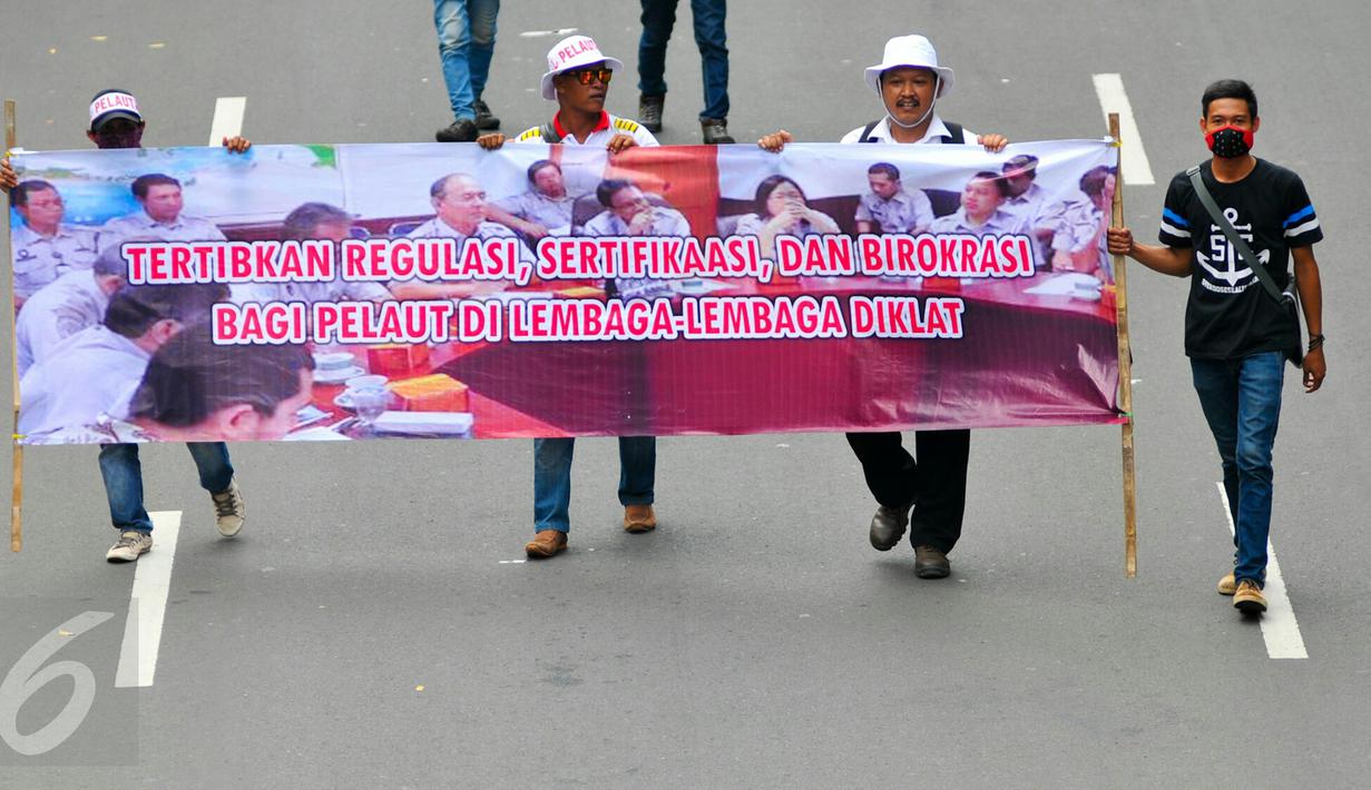 Massa dari Pergerakan Pelaut Indonesia (PPI) membentangkan spanduk ketika berunjuk rasa di Jalan Merdeka Barat, Jakarta, Kamis (12/5). Massa menuntut pemerintah memperhatikan kesejahteraan dan peningkatan upah mereka. (Liputan6.com/Yoppy Renato)