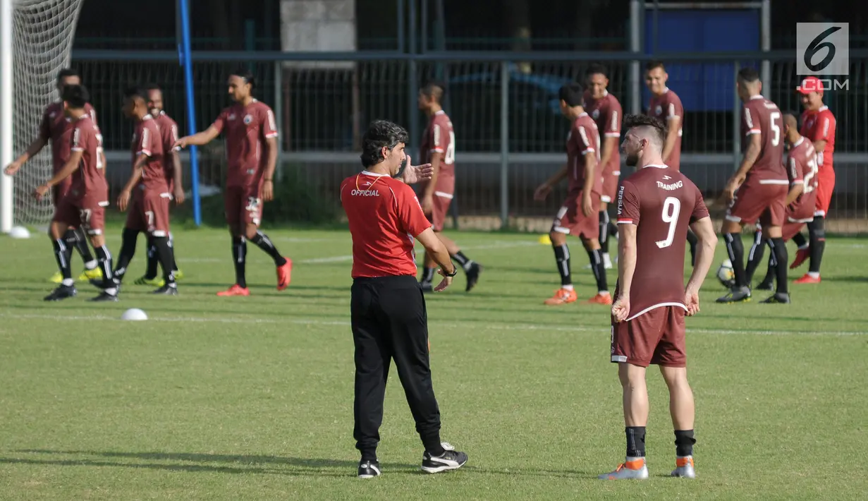 Pelatih Persija, Stefano Cugurra (kiri) berbincang dengan Marko Simic saat latihan resmi penyisihan Grup H Piala AFC 2018 melawan Johor Darul Takzim di Lapangan B Kompleks GBK, Jakarta, Senin (9/4). (Liputan6.com/Helmi Fithriansyah)