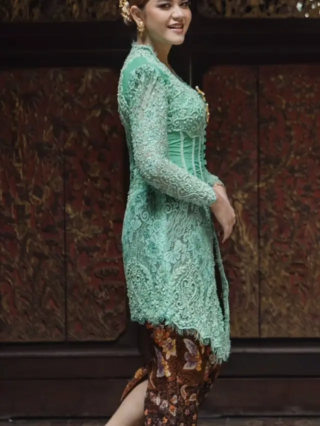 Kahiyang Ayu Dibalut Kebaya Hijau Saat Hari Kartini. [@garyevan/@allseasonphoto]