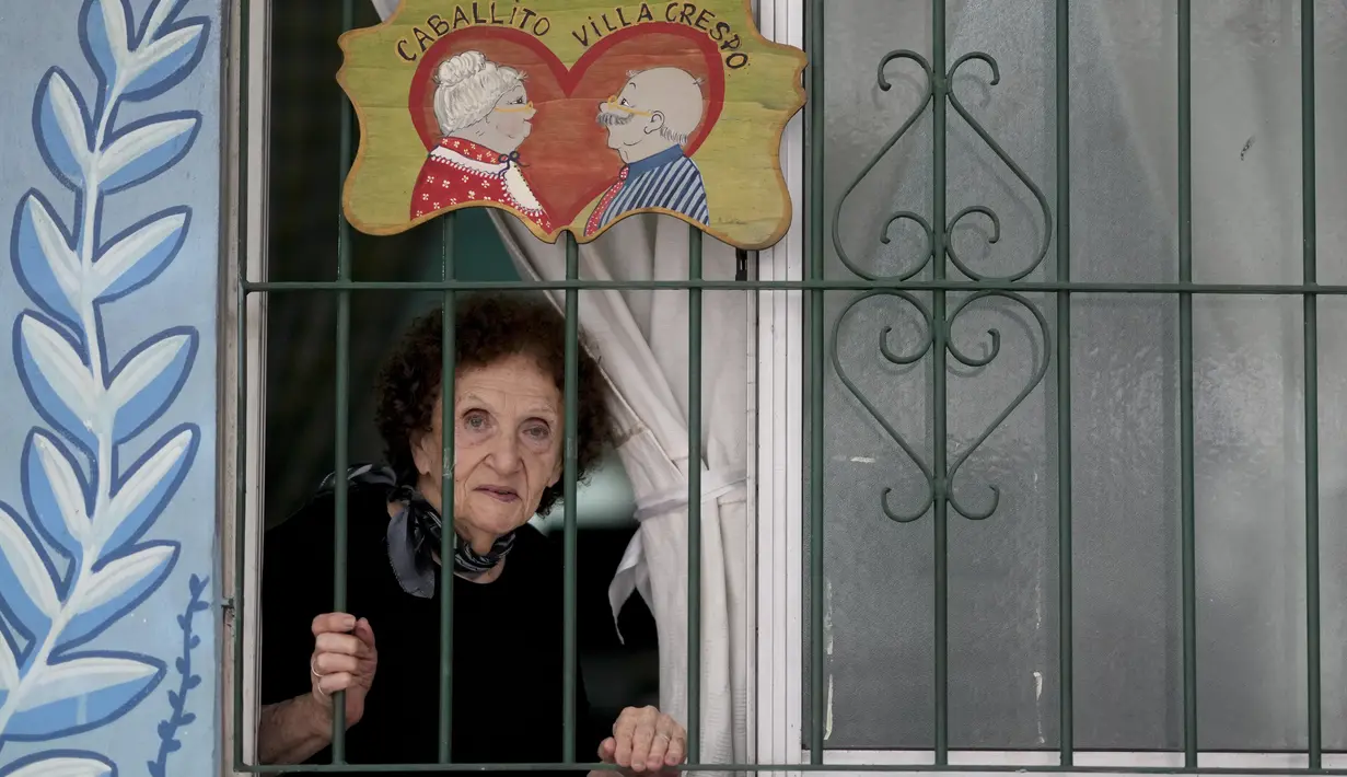 Paulina Najnudel berpose untuk foto di Caballito dan Villa Crespo, sebuah pusat rekreasi bagi para pensiunan, di Buenos Aires, Argentina, 12 April 2023. (AP Photo/Natacha Pisarenko)