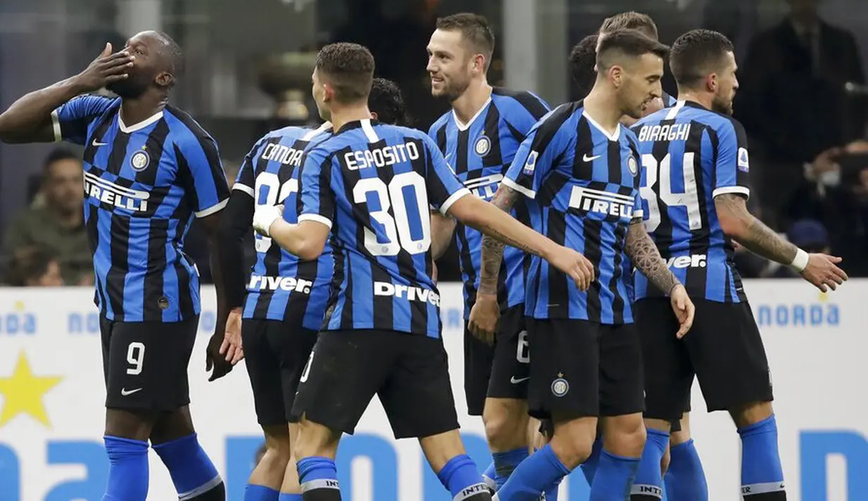 Striker Inter Milan, Romelu Lukaku, melakukan selebrasi usai membobol gawang Genoa pada laga Serie A 2019 di Stadion San Siro, Sabtu (21/12). Inter Milan menang 4-0 atas Genoa. (AP/Luca Bruno)