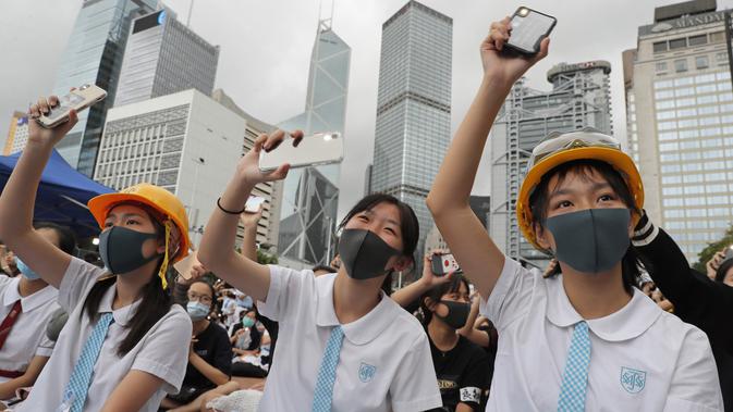 Siswa sekolah saat mengikuti aksi protes RUU anti-ekstradisi di Hong Kong (2/9/2019). Gerakan anti-pemerintah yang menuntut demokrasi dan penyelidikan independen atas brutalitas polisi ini diuji setelah liburan musim panas di daerah otonomi khusus China itu berakhir. (AP Photo/Kin Cheung)