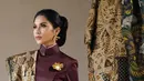 Kebaya tersebut dipadukan dengan selendang batik coklat senada dengan bawahan kain lilitnya yang membuatnya tampil lebih elegan. [@azizahsalsha_]