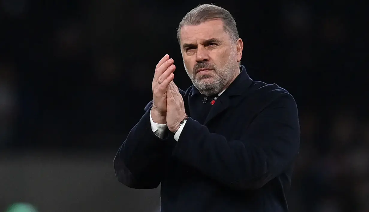 <p>Pelatih Tottenham Hotspur, Ange Postecoglou memberi applaus kepada para fans setelah sukses mengalahkan Burnley 1-0 pada laga putaran ketiga Piala FA 2023/2024 di Tottenham Hotspur Stadium, London, Sabtu (6/1/2024) dini hari WIB. (AP Photo/Ian Walton)</p>