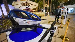 Pengunjung mengamati Drone EHang 184 yang dipamerkan di World Government Summit 2017, Dubai, Senin (13/2). Ehang 184 bentuknya menyerupai helikopter kecil dengan empat baling-baling yang mampu mengangkut beban hingga berat 100 kilogram. (STRINGER/AFP)
