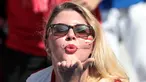 Salam fans Austira menanti laga Islandia vs Austria pada grup F Euro Cup 2016 di Stadion Stade de France, Saint-Denis, Kamis (23/6/2016) dini hari WIB. (AFP/Kenzo Tribouillard)