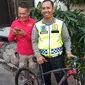 Brigadir Polisi Natan Doris mendapatkan sepeda sebagai apresiasi menjalankan tugas dari Kapolrestabes Bandung. (Liputan6.com/Huyogo Simbolon)