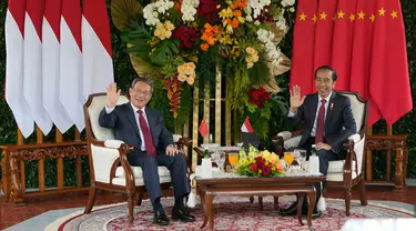 Presiden Republik Indonesia Joko Widodo atau Jokowi (kanan) dan Perdana Menteri China Li Qiang (kiri) melambaikan tangan kepada wartawan saat pertemuan mereka di Istana Merdeka, Jakarta, Indonesia, Jumat (8/9/2023). (AP Photo/Achmad Ibrahim)