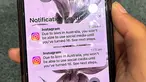 Seorang remaja memegang ponsel yang menampilkan pesan dari platform media sosial Instagram setelah akunnya dikunci untuk verifikasi usia di Sydney, Australia pada Selasa 9 Desember 2025. Australia akan melarang anak di bawah 16 tahun menggunakan media sosial mulai Rabu 10 Desember 2025. (Foto oleh AFP)