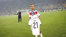 Penghormatan diberikan Mario Goetze kepada Marco Reus yang tidak bisa berlaga di Piala Dunia 2014 akibat cedera engkel kiri saat laga uji coba melawan Armenia, 6 Juni 2014 lalu. (REUTERS/Kai Pfaffenbach)