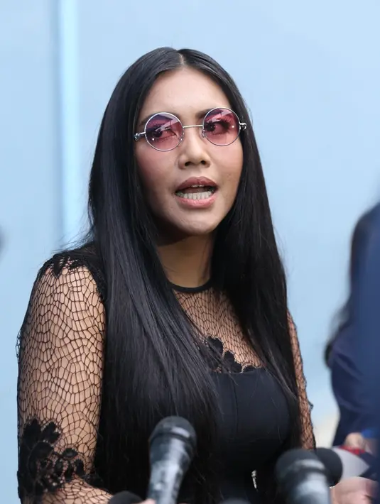 Denada juga mengatakan lewat penampilannya selama ini lah jadi caranya untuk mengekspresikan diri. Terlebih dengan statusnya sebagai selebriti yang pastinya sangat berkaitan dengan fashion. (Nurwahyunan/Bintang.com)