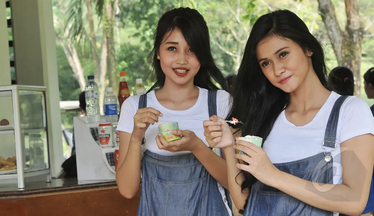 Dua wanita cantik berpose saat perhelatan Papilion Fun Golf Competition, Jakarta, Jumat (8/5/2015). Kehadiran para wanita cantik ini menjadi warna tersendiri pada pertandingan golf tersebut. (Liputan6.com/Herman Zakharia)
