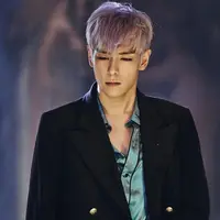 T.O.P malu dan tertekan ketika mendapat kabar tersebut, ia mencoba untuk melakukan aksi bunuh diri dan langsung dilarikan ke rumah sakit. Kondisi terakhir semakin membaik, namun sang ibu geram dengan pemberitaan. (Instagram/ choi_seung_hyun_tttop)