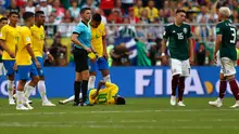 Penyerang timnas Brasil, Neymar mengerang kesakitan di atas lapangan pada babak 16 besar Piala Dunia 2018 melawan Meksiko di Samara Arena, Senin (2/7). Banyak yang menilai sikap Neymar sebagai tindakan tidak sportif bagi olahragawan. (AP/Frank Augstein)