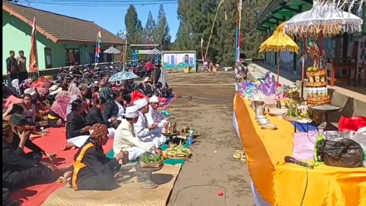 Tradisi Ngambeng Ritual Hindu SUku Tengger (Istimewa)