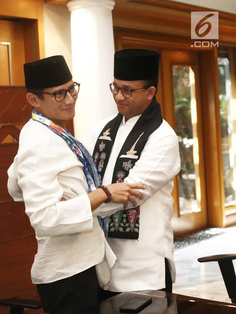 Sandiaga Uno Peluk Erat Anies Baswedan