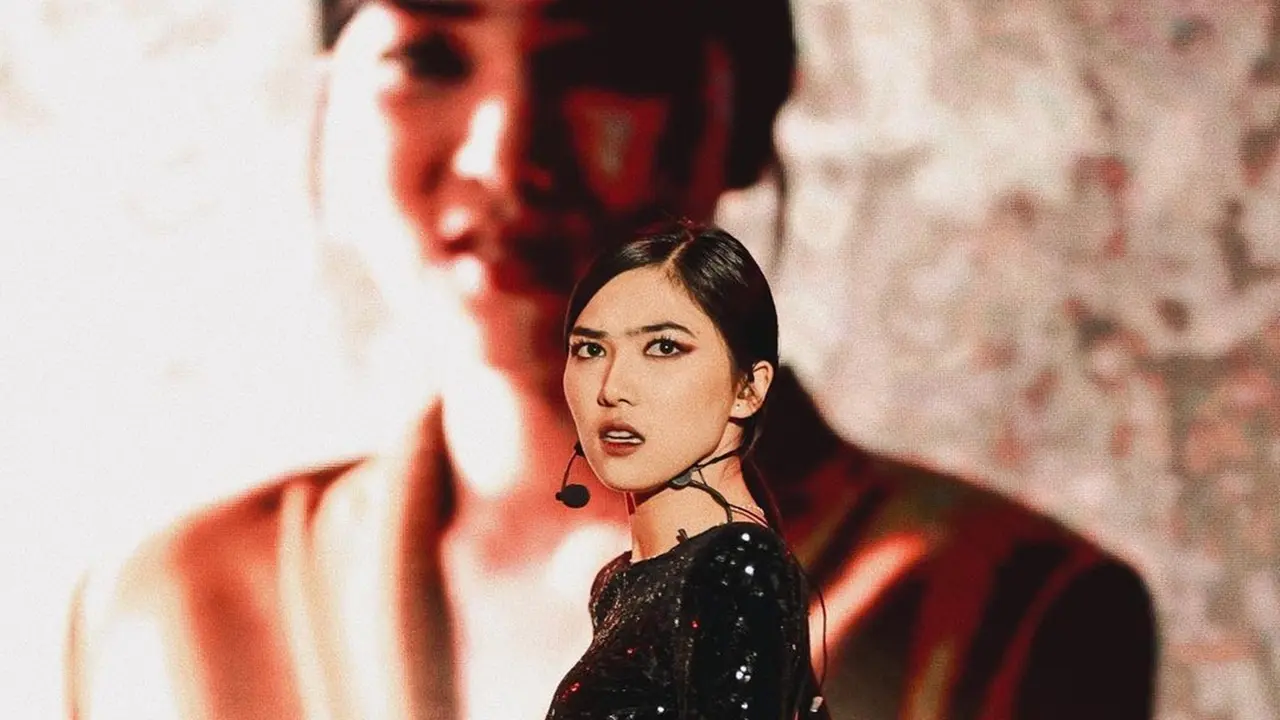 FOTO: Gaya Isyana Sarasvati dengan Outfit Hitam, Tampil Elegan