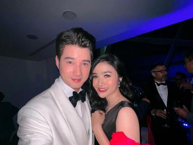 Febby Rastanty saat foto bersama dengan aktor Thailand, Mario Maurer di acara after party gala premier film The Rings of Power di Flower Dome, Singapura. (Instagram/febbyrastanty)