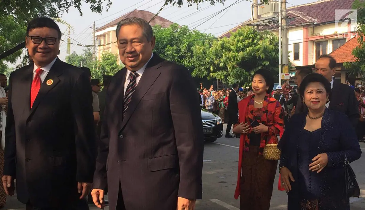 Presiden ke-6 RI Susilo Bambang Yudhoyono (SBY) dan istri Ani Yudhoyono disambut Mendagri, Tjahjo Kumolo saat menghadiri pernikahan putri Presiden Jokowi, Kahiyang Ayu-Bobby Nasution di Graha Saba, Surakarta, Rabu (8/11). (Liputan6.com/ Lizsa Egeham)