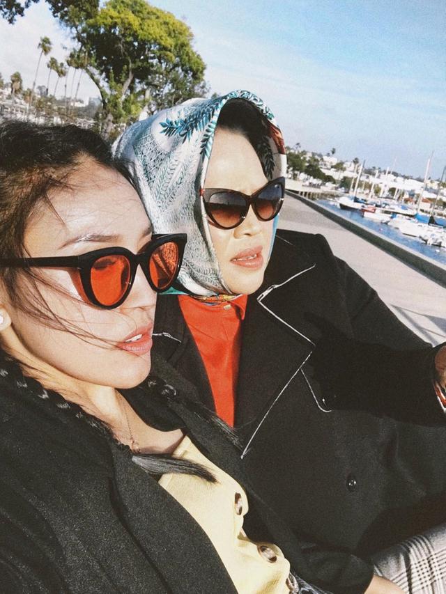 Jarang Tersorot, Ini 6 Potret Kompak Hetty Koes Endang dan Putrinya