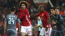 Marouane Fellaini melerai adu mulut antara Eric Bailly (2kiri) dan pemain Celta Vigo, Facundo Roncaglia pada semifinal Liga Europa di Old Trafford, Manchester (11/5/2017). Manchester United menang agregat 2-1. (AP/Dave Thompson)