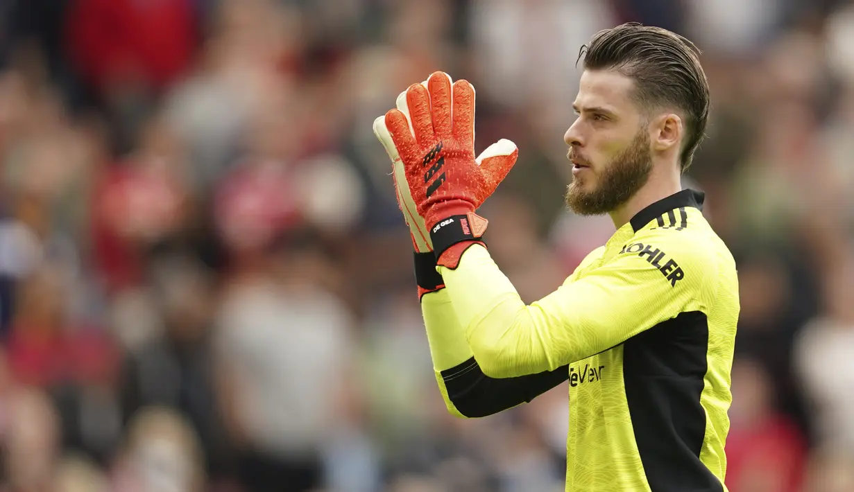 David De Gea. Satu-satuya pemain yang masih membela Manchester United sejak didatangkan Alex Ferguson pertama kali pada 2011/2012. Hingga kini ia telah tampil dalam 450 laga di bawah mistar gawang Setan Merah dengan mencatat 156 kali clean sheet dan kebobolan 472 gol. (AP/Jon Super)