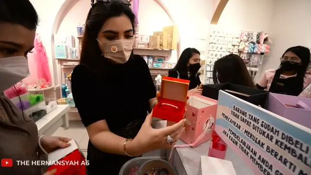 Cucu Pertama Lahir, Ini 6 Potret Ashanty Beri Hadiah Perhiasan Mewah untuk Baby A