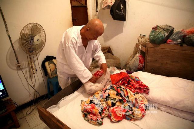 Kakek Liao saat membuat baju pribadinya yang unik nan nyentrik | Photo: Copyright shanghaiist.com